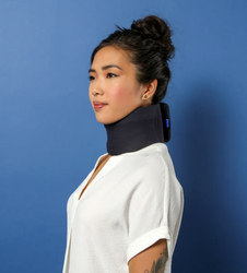 Półsztywny kołnierz ortopedyczny C2 Plus granatowy wys. 11 cm Thuasne